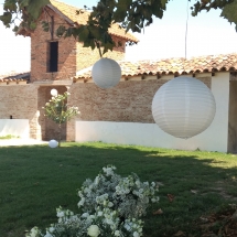 deco-sous-arbre-face-pigeonnier-chateau-lavalade-tarn-et-garonne