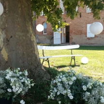 deco-sous-arbre-fleurs-chateau-lavalade-tarn-et-garonne